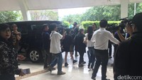 Ibunda Yana Zein mengenakan celana dan pakaian berwarna hitam tampak meninggalkan rumah sakit. Foto: Saras/detikhot