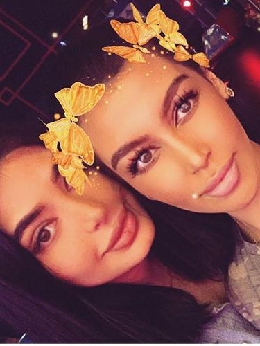 Mirip Kim Kardashian & Kylie Jenner, 2 Wanita Ini Sering Dimintai Foto Bareng