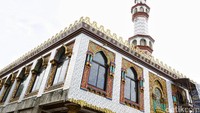 Masjid yang dihiasi berbagai ukiran tangan ini terletak di Jalan Sentul, Jatimakmur, Bekasi.