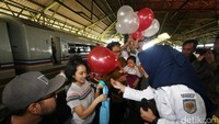 Petugas KAI juga membagikan balon.