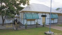 Wisatawan bisa melihat isi rumah ini, kamar-kamar dan perabotannya masih lengkap seperti dulu. Kita bisa membayangkan bagaimana Soekarno tinggal dulu (Randy/detikTravel)