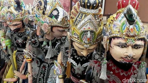 Melestarikan wayang golek menjadi tugas wajib yang dilakukan keluarga besar Padepokan Giri Harja di Jalan Laswi Bandung. Padepokan ini dirintis mendiang Asep Sunandar Sunarya selaku maestro wayang golek.