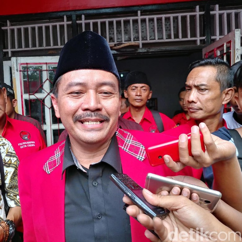 Ketua DPC PDIP Cirebon Mendaftar Jadi Calon Wali Kota Ketua DPC PDIP Cirebon Mendaftar Jadi Calon Wali Kota