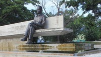 Ini adalah monumen yang baru menggantikan patung yang lama. Patung yang baru bentuknya Soekarno sedang duduk karya pematung Hanafi dan diresmikan Wapres Boediono tahun 2013 (Randy/detikTravel)
