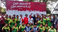 Sri Mulyani juga foto bersama para pekerja di lingkungan Kemenkeu usai menghadiri upacara Hari Lahir Pancasila.