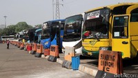 Bus-bus AKAP terparkir di Terminal Kampung Rambutan, Kamis (1/6/2017).