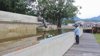 Wisatawan melihat patung Soekarno. Ayo kita sama-sama renungkan kembali soal isi Pancasila yang merupakan gabungan nilai-nilai kebaikan umat manusia (Fitraya/detikTravel)