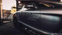 Perlengkapan lainnya termasuk logo 50 YEARS OF DRIVING PERFORMANCE karbon dengan aksen silver pada pintu.