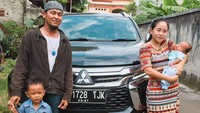 Keluarga Muis juga sempat berfoto di mobil Pajero Sport, mobil favoritnya. Kami tentunya akan memberikan tanda apresiasi bagi keluarga Pak Muis, karena merupakan pertama kalinya ada keluarga yang menamakan anaknya dengan dua suku kata produk Pajero - Sport yang menandakan kecintaan yang mendalam akan produk tersebut, ditambah lagi dengan viralnya nama tersebut di seluruh Indonesia, menjadi sesuatu yang sangat spesial bagi kami. Kami juga ingin mengajak keluarga Pak Muis untuk dapat mengenal lebih dekat kendaraan favorit beliau, agar semakin ngefans lagi dengan Pajero Sport, ujar Intan. Foto: Dok. Mitsubishi