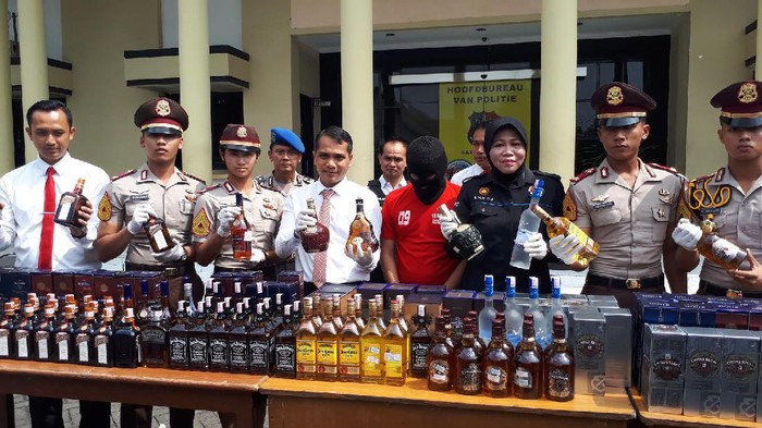 Pria ini Diamankan Jual Miras Diduga Palsu Lewat Media Sosial