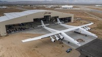 Stratolaunch merupakan proyek ambisius Paul Allen. Lihat saja dimensi dan bentuknya, seperti 2 buah pesawat yang disambung menjadi satu pesawat terbang raksasa. Rentang sayap pesawat ini mencapai 117 meter, lebih panjang dari sebuah lapangan sepakbola. Foto: Stratolaunch, pesawat terbesar di planet bumi (Stratolaunch System Corp/Reuters)