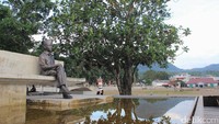 Taman Renungan Bung Karno ada di samping lapangan bola. Soekarno merenung di bawah pohon sukun (Randy/detikTravel)