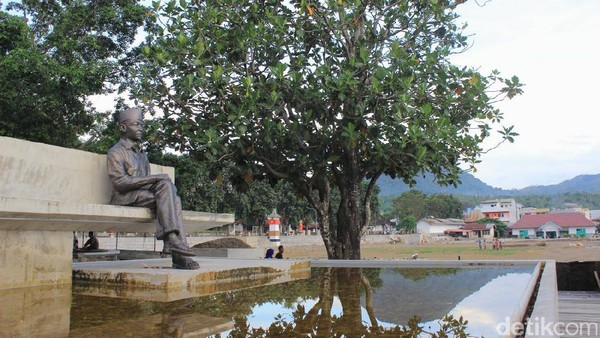 Taman Renungan Bung Karno ada di samping lapangan bola. Soekarno merenung di bawah pohon sukun (Randy/detikTravel) Taman Renungan Bung Karno ada di samping lapangan bola. Soekarno merenung di bawah pohon sukun (Randy/detikTravel)