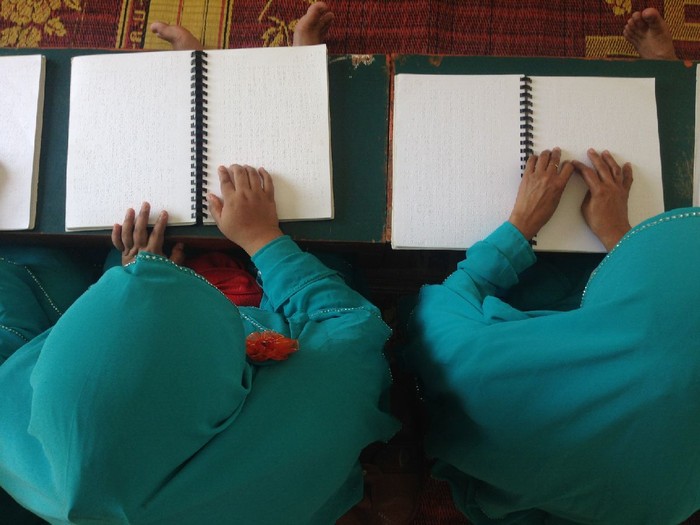 Khusyuknya Tunanetra di Medan Tadarus Bersama Baca Alquran Braille