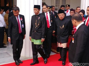 Jokowi-JK dan Menteri Berpakaian Adat di Hari Lahir Pancasila