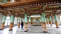 Plafon masjid tidak menggunakan gibsum, melainkan semen yang diukir dengan tangan.