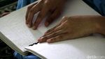 Penyandang Tunanetra Antusias Belajar Alquran Braille