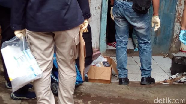 Densus Sita Ember Hingga Baut dari Kontrakan Bomber Kampung Melayu