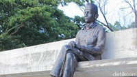 Pancasila dirancang Soekarno dalam puncak renungan pada sebuah taman di Ende, NTT. Tempatnya kini ditandai dengan patung Soekarno yang sedang duduk (Randy/detikTravel)