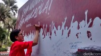 Sri Mulyani Indrawati menandatangani Backdrop Saya Indonesia, Saya Pancasila.