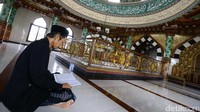 Seorang jemaah membaca ayat-ayat suci Alquran di Masjid Tarbiyatul Falah.