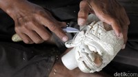 Pembuatan wayang golek ini meliputi pengukiran, pewarnaan, pembuatan baju dan aksesori.