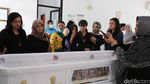 Tangis Sang Anak Pecah Melihat Jenazah Yana Zein