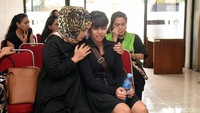 Anak Yana Zein menangis saat mengetahui sang ibu pergi selamanya. (Foto: Suasana duka saat Yana Zein meninggal (Noel/detikhot)