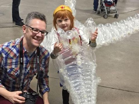 Gadis Kecil Curi Perhatian Dengan Kostum Wonder Woman dan <i>Invisible Jet</i>