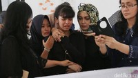 Salah seorang putri Yana Zein tak kuasa menahan kesedihan melihat jenazah sang ibu. Foto: Ismail/detikhot