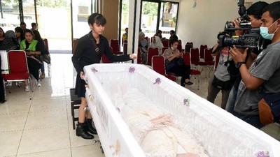 Yana Zein Meninggal Dunia, Bunga Citra Lestari Kok Manyun?