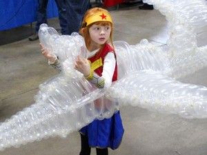 Gadis Kecil Viral karena Pakai Kostum Wonder Woman dan Invisible Jet