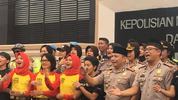 Peringati Hari Lahir Pancasila, Polres Depok Bagi-Bagi Takjil