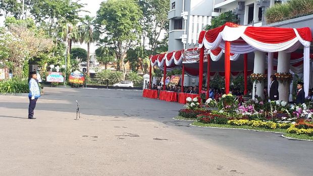 Petugas upacara berasal dari multi etnis