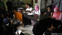 Dalam memberikan keterangan pers ini, dr Fiera didampingi oleh Damar Juniarti dari SAFEnet, Asfinawati dari YLBHI, dan Astari Yanuarti dari Mafindo.