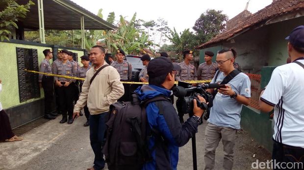 Densus 88 Olah TKP di Rumah Kontrakan Ahmad Sukri