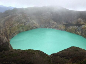 Wisatawan Kobarkan Semangat #JayalahPancasila di Danau Kelimutu