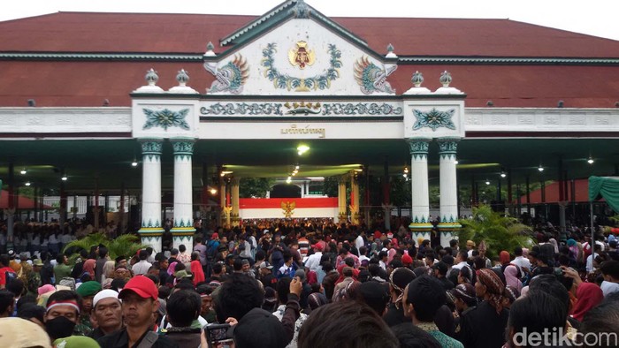 Ribuan warga Yogyakarta yang tergabung Gerakan Rakyat (Gerak) Pancasila, DIY memperingati hari lahir Pancasila di Pegalaran Keraton Yogyakarta