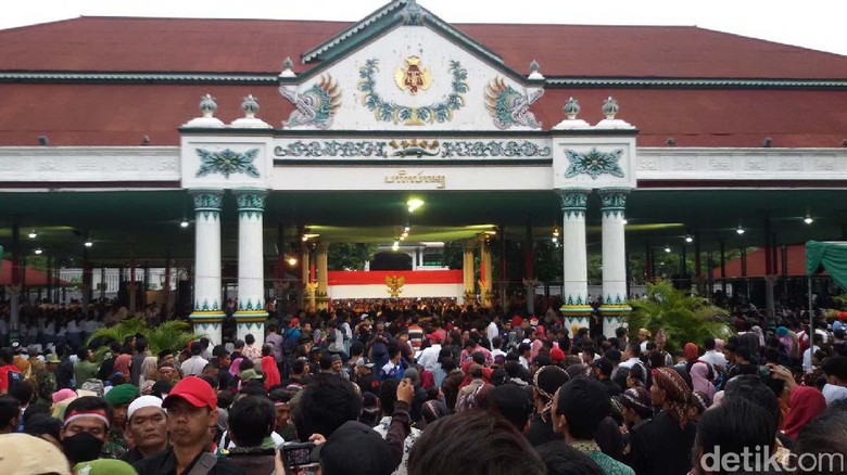 Ribuan warga Yogyakarta yang tergabung Gerakan Rakyat (Gerak) Pancasila, DIY memperingati hari lahir Pancasila di Pegalaran Keraton Yogyakarta Ribuan warga Yogyakarta yang tergabung Gerakan Rakyat (Gerak) Pancasila, DIY memperingati hari lahir Pancasila di Pegalaran Keraton Yogyakarta