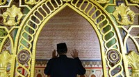 Jemaah sedang melaksanakan salat di Masjid Tarbiyatul Falah.
