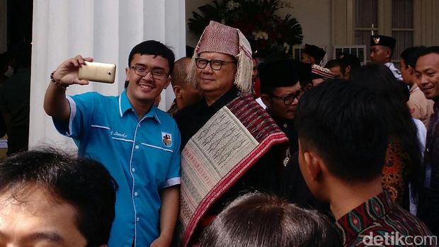 Jokowi-JK dan Menteri Berpakaian Adat di Hari Lahir Pancasila