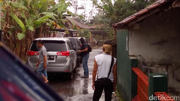 Densus olah TKP di rumah Ahmad Syukri di Garut.