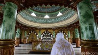 Jemaah memasuki masjid untuk beribadah.