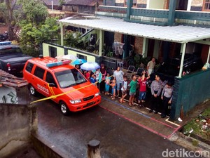 Densus Gali Septic Tank di Rumah Kontrakan Bomber Kampung Melayu