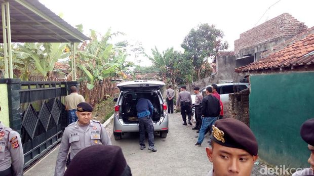 Densus 88 Olah TKP di Rumah Kontrakan Ahmad Sukri