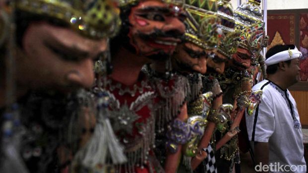 Melestarikan wayang golek menjadi tugas wajib yang dilakukan keluarga besar Padepokan Giri Harja di Jalan Laswi Bandung. Padepokan ini dirintis mendiang Asep Sunandar Sunarya selaku maestro wayang golek.