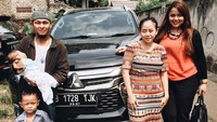 Pihak MMKSI yang diwakili oleh Head of Public Relation Department PT MMKSI Intan Vidiasari menyambangi kediaman Muis dan Novianty, orang tua dari anak bernama Pajero Sport. Pihak Mitsubishi dan orang tua Pajero Sport pun berbagi cerita dalam pertemuan itu. Foto: Dok. Mitsubishi