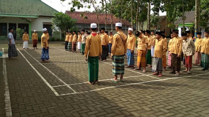 Peringati Hari Lahir Pancasila, Santri Gelar Upacara Pakai Sarung