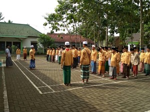 Peringati Hari Lahir Pancasila, Santri Gelar Upacara Pakai Sarung