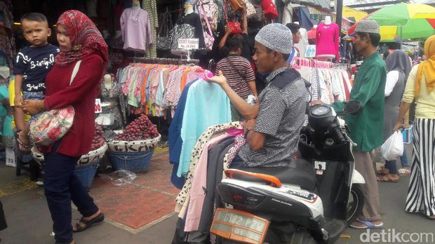PKL berjualan di trotoar kawasan Pasar Tanah Abang.